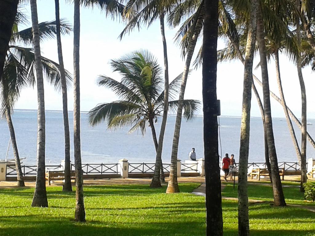 Plaza Beach Hotel Бамбури Екстериор снимка