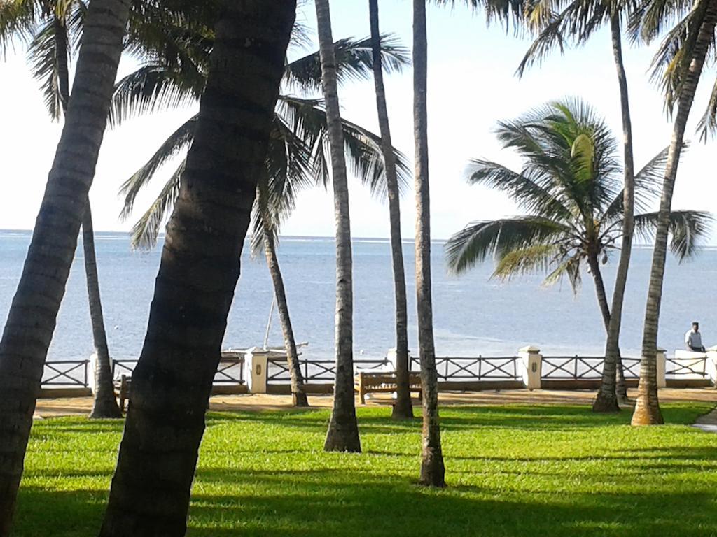 Plaza Beach Hotel Бамбури Екстериор снимка